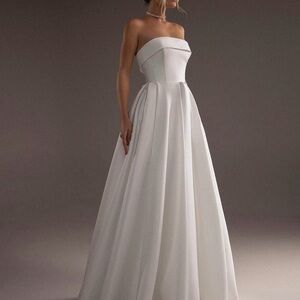 Elegant White Strapless Wedding Dress